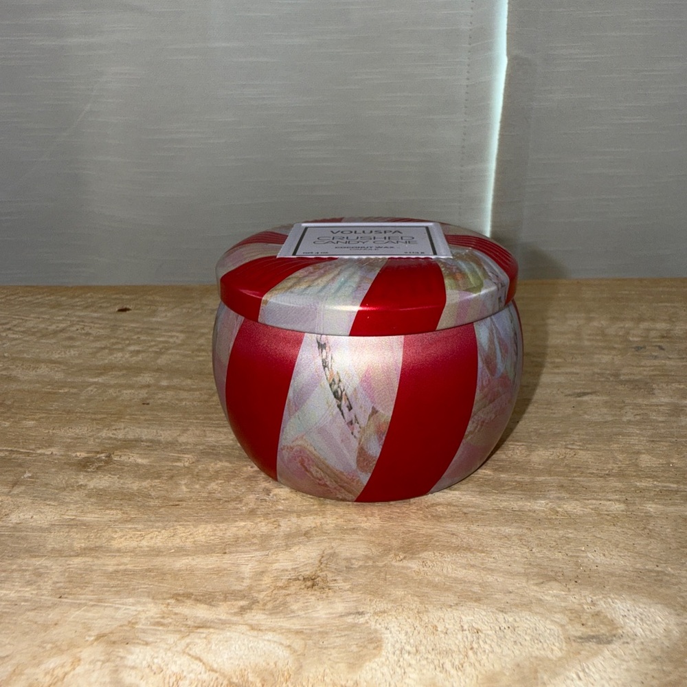 Voluspa Crushed Candy Cane 4oz Tin Candle Red & Gold Luxury Home Fragrance | NWT - Picture 4 of 6